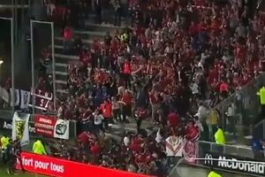 Cетка, огораживавшая трибуны на секторе за воротами, не выдержала напора болельщиков, и они упали с трибун