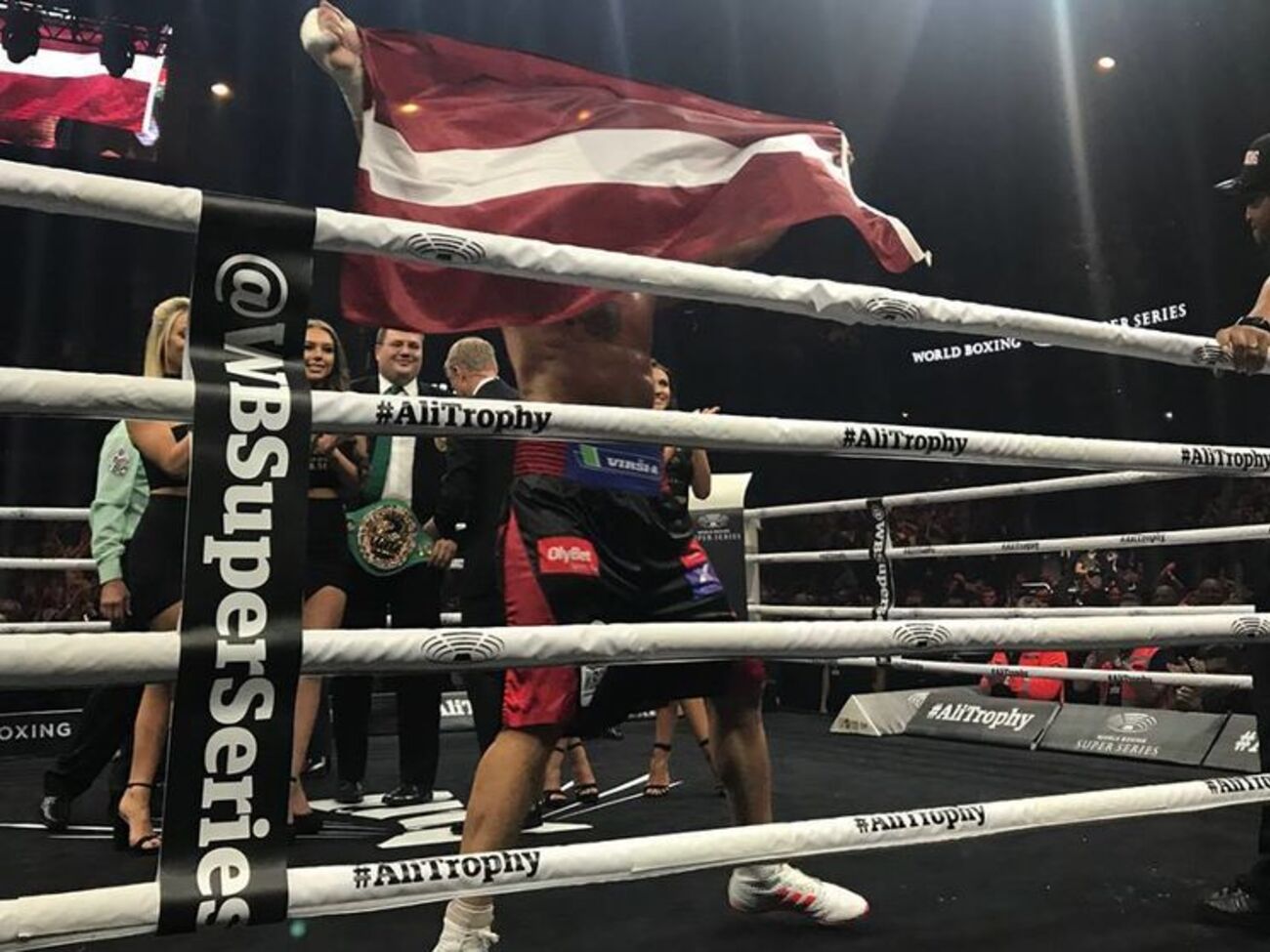 Бой выиграл боксер из Латвии