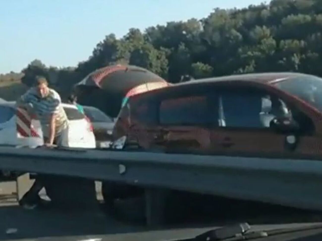 Вантажний автомобіль пошкодив приблизно 30 машин