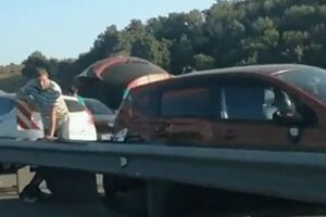 Вантажний автомобіль пошкодив приблизно 30 машин