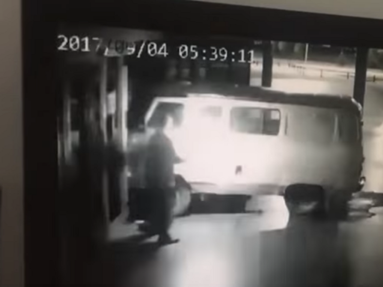 Мужчина поджег автомобиль после наезда