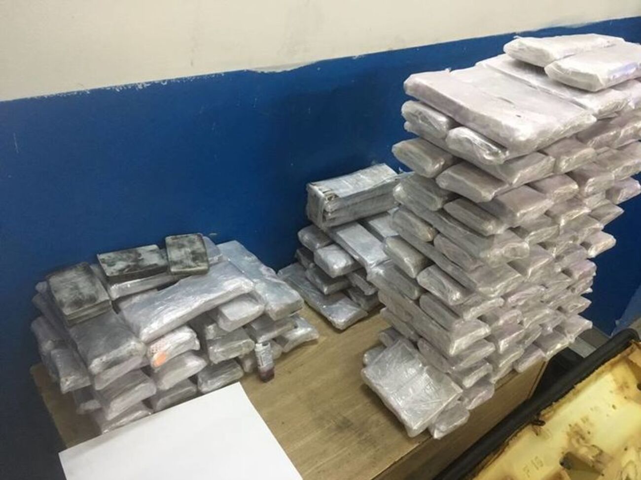Наркотики сховали в розбитому автомобілі