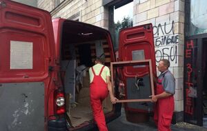 Непроданную мебель грузили в бус