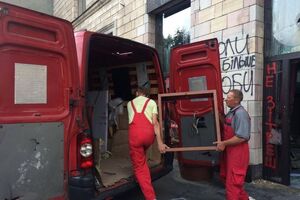 Непродані меблі вантажили в бус