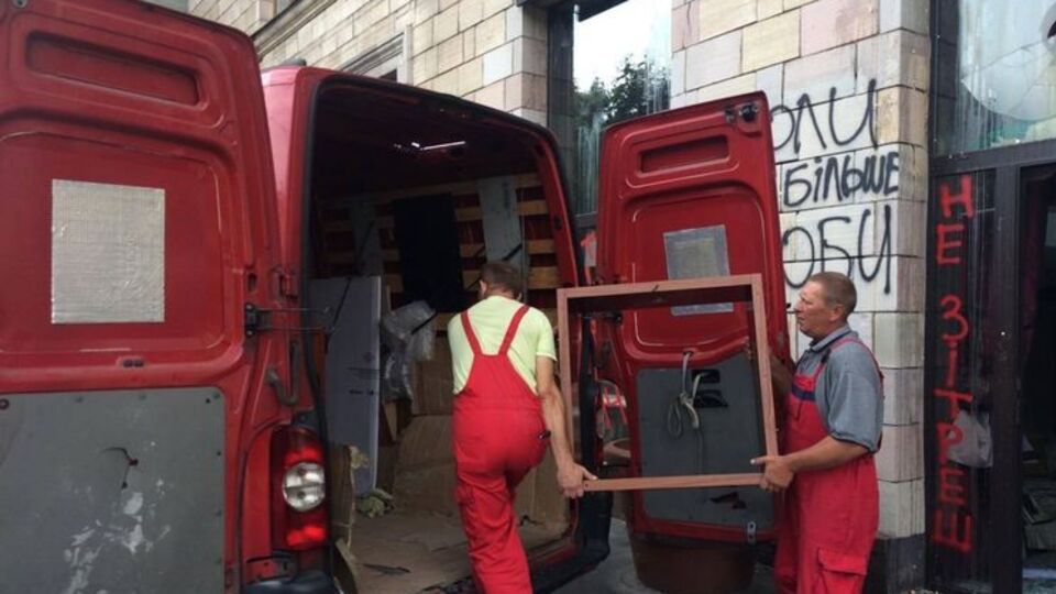 Непродані меблі вантажили в бус