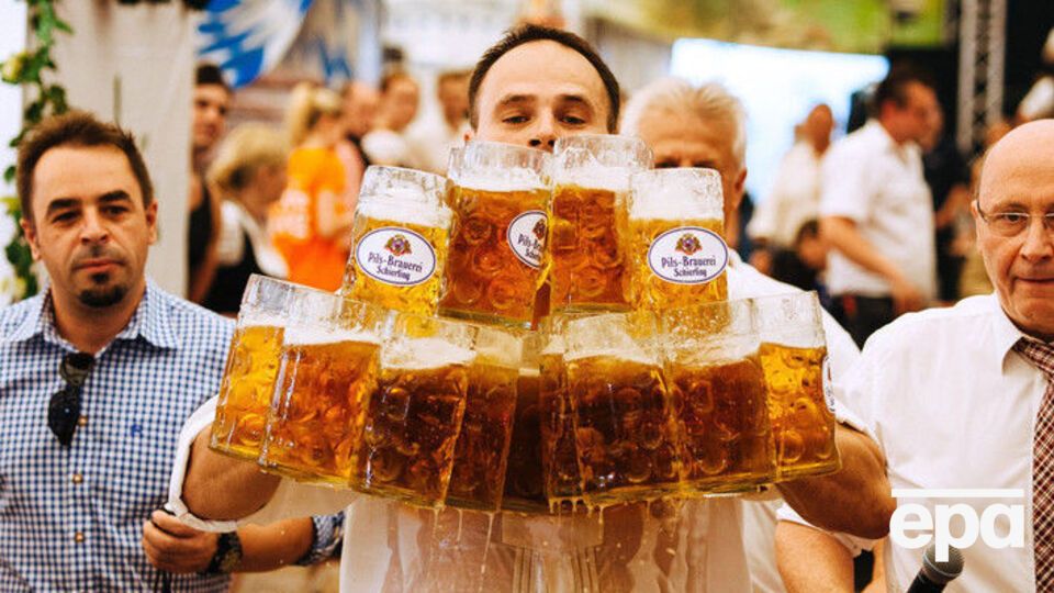 Штрюмпфель успешно пронес 29 литровых бокалов