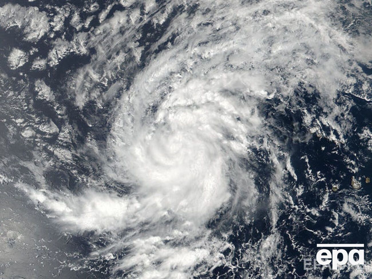 Урагану присвоена третья категория