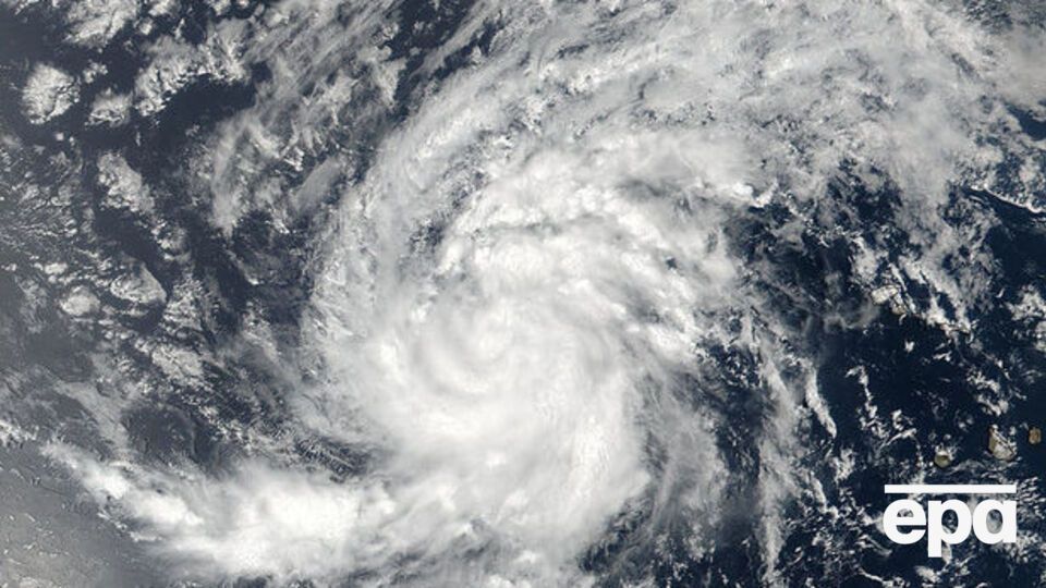 Урагану присвоена третья категория