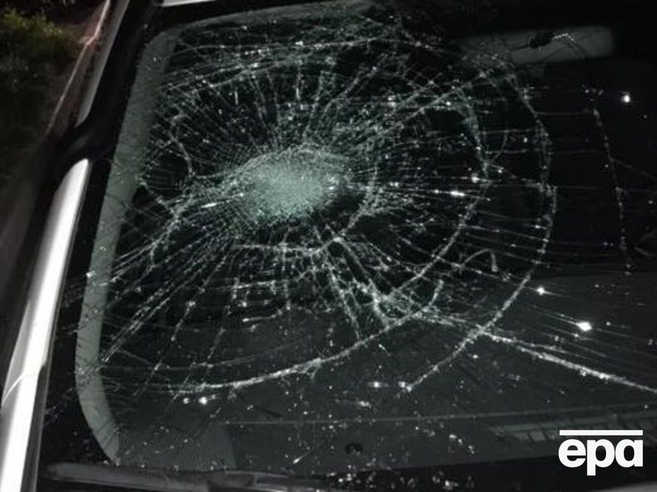 Лобовое стекло автомобиля патрульных разбили