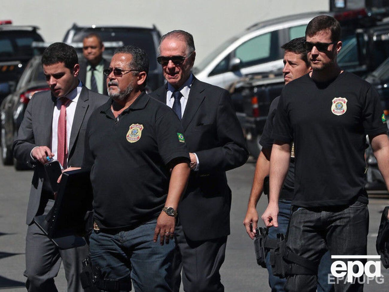 Нузман (в центре, в темных очках) дал показания по делу о событиях 2009 года