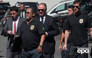 Нузман (в центре, в темных очках) дал показания по делу о событиях 2009 года