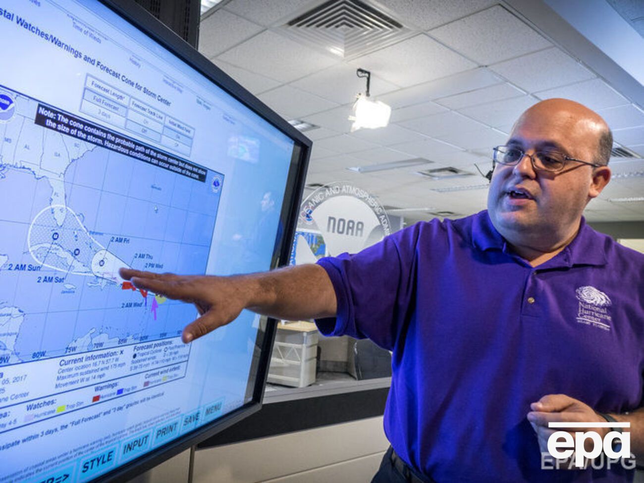 В центре по предупреждению ураганов полагают, что "Ирма" зацепит Флориду