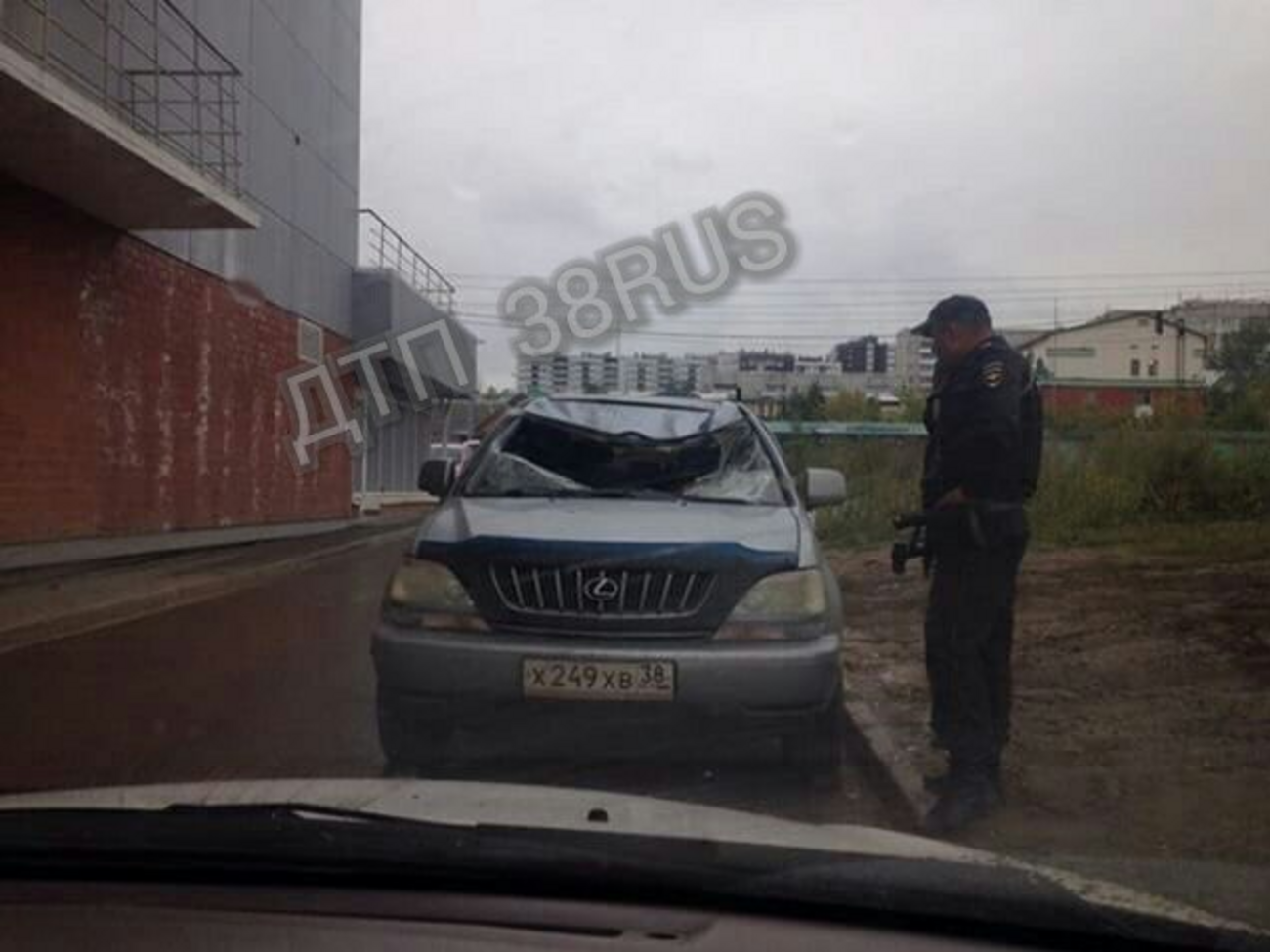 Девушка упала на автомобиль