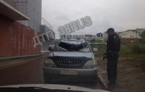 Девушка упала на автомобиль