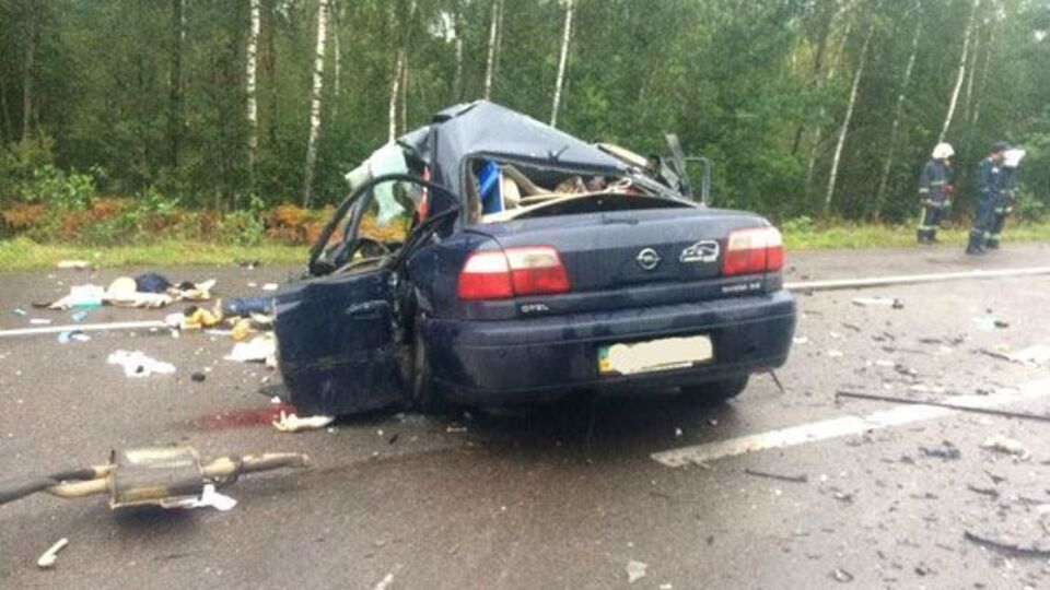 Автомобіль виїхав на зустрічну смугу