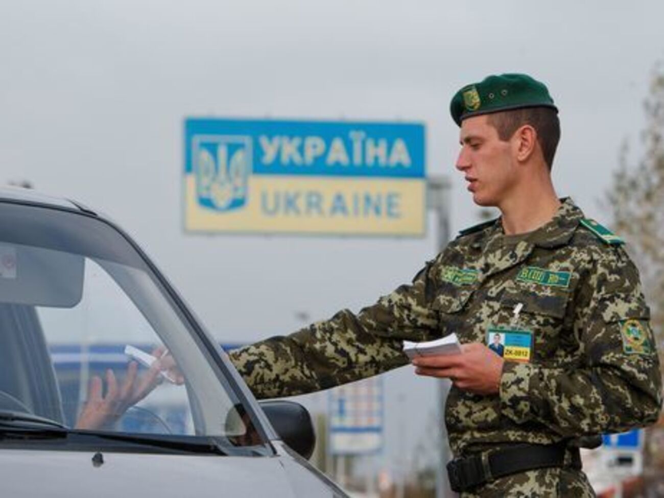 На кордоні з півостровом діє контрольно-пропускний режим
