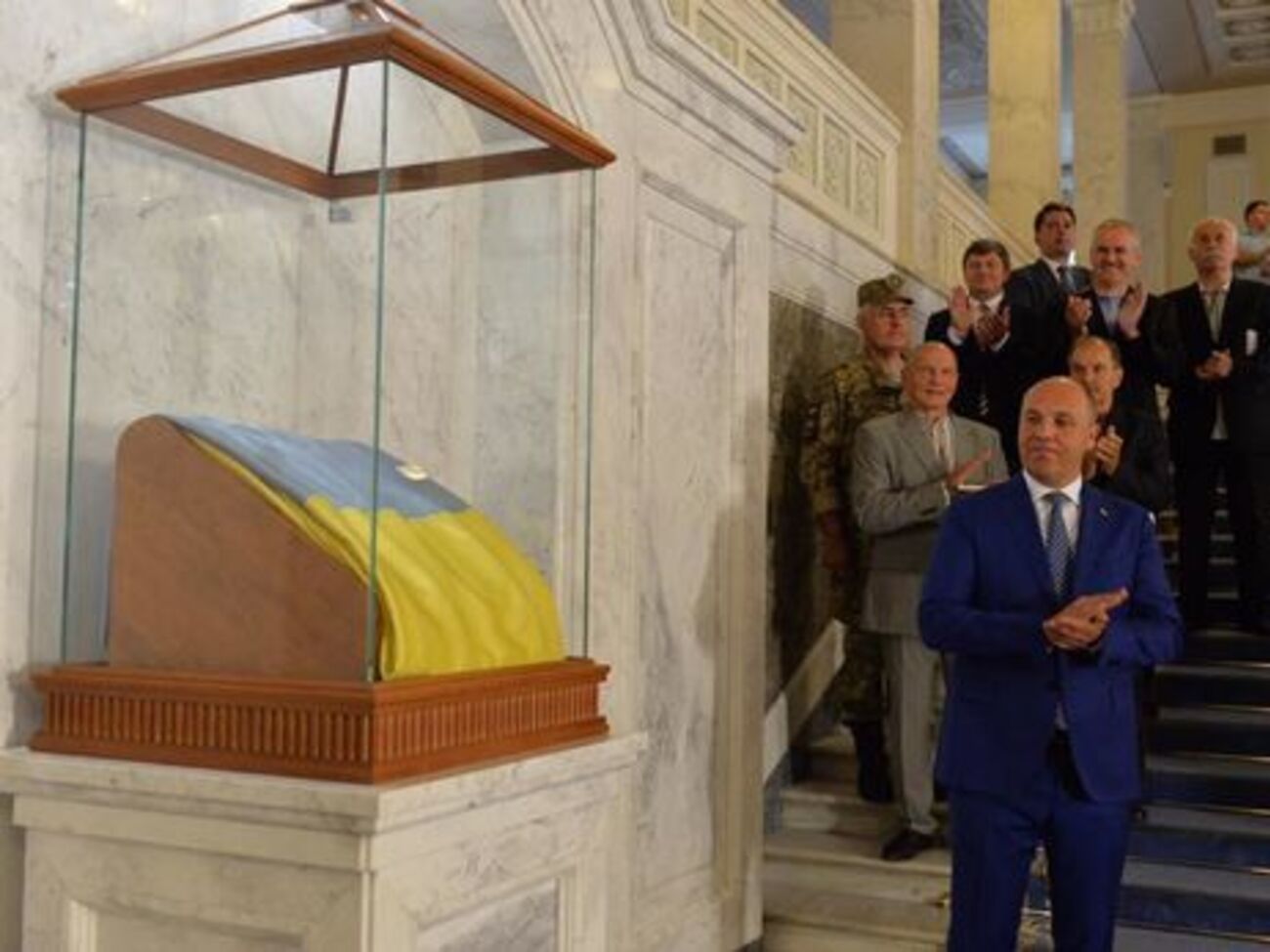 Виконавцю потрібно було встановити основи почесного порталу з гіпсокартонних плит на посиленому металевому каркасі, а також облицювати його мармуровими плитами і деталями