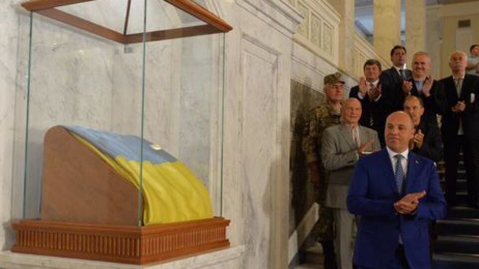 Исполнителю нужно было установить основы почетного портала из гипсокартонных плит на усиленном металлическом каркасе, а также облицевать его мраморными плитами и деталями