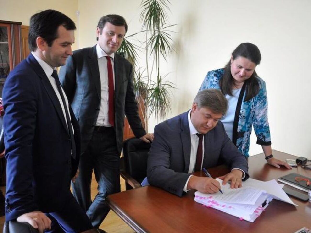 За словами Данилюка (на фото праворуч), дефіцит бюджету скоротився до 2,4%