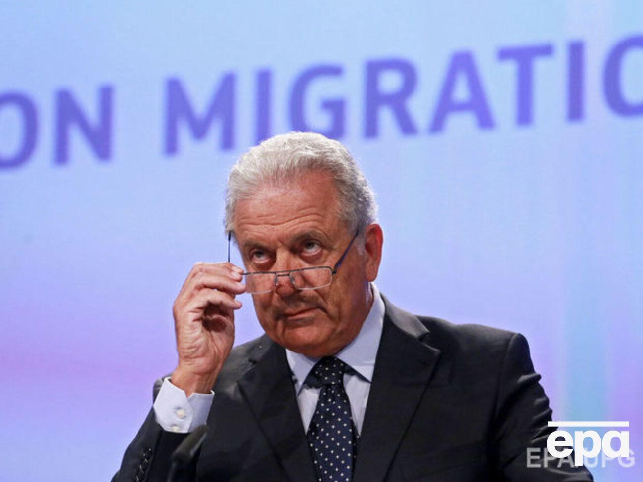 Аврамопулос заявил, что Еврокомиссия может обратиться в суд относительно отказа принимать мигрантов