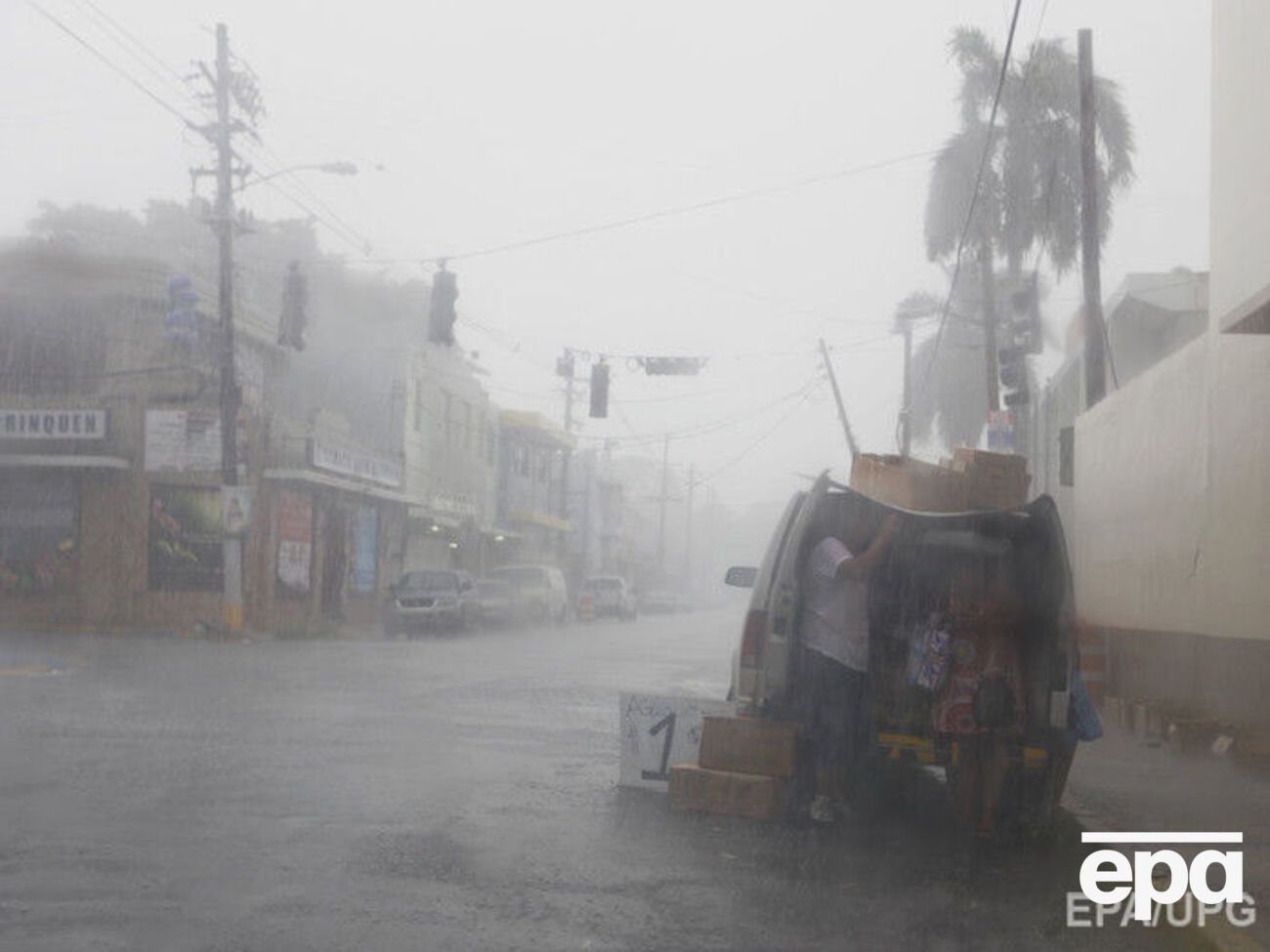 Французские власти заявили о двух жертвах урагана