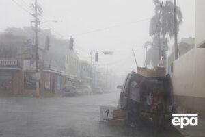 Французские власти заявили о двух жертвах урагана