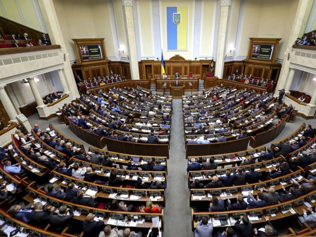 Порошенко заявил, что в Украине из-за войны резко упал уровень жизни