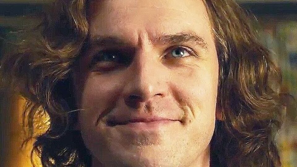 Главную роль исполнил Стивенс