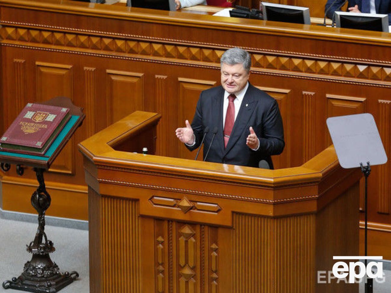 Порошенко настаивает на политическом пути возвращения оккупированных территорий