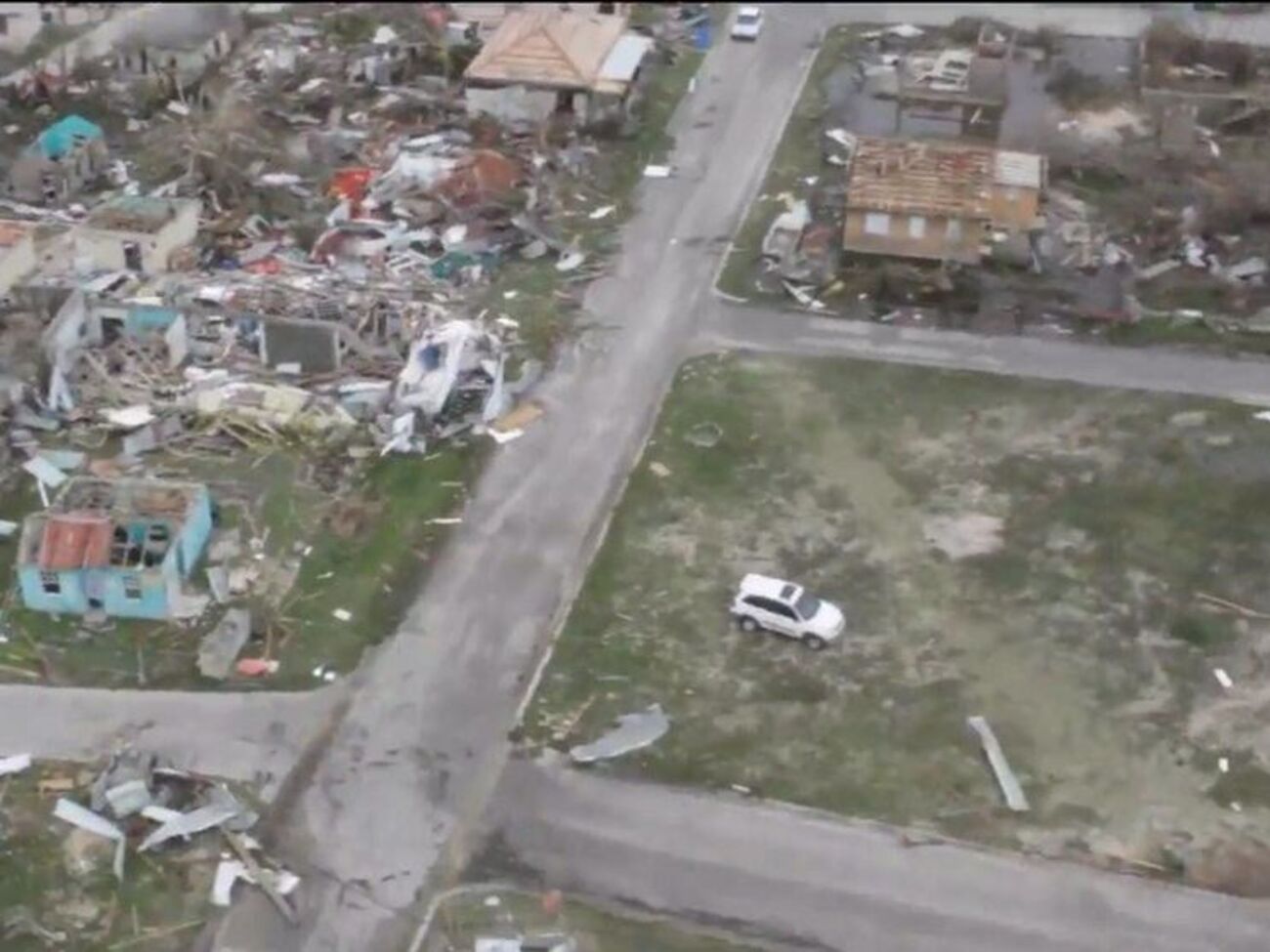 Власти заявляют о разрушении около 95% построек на острове