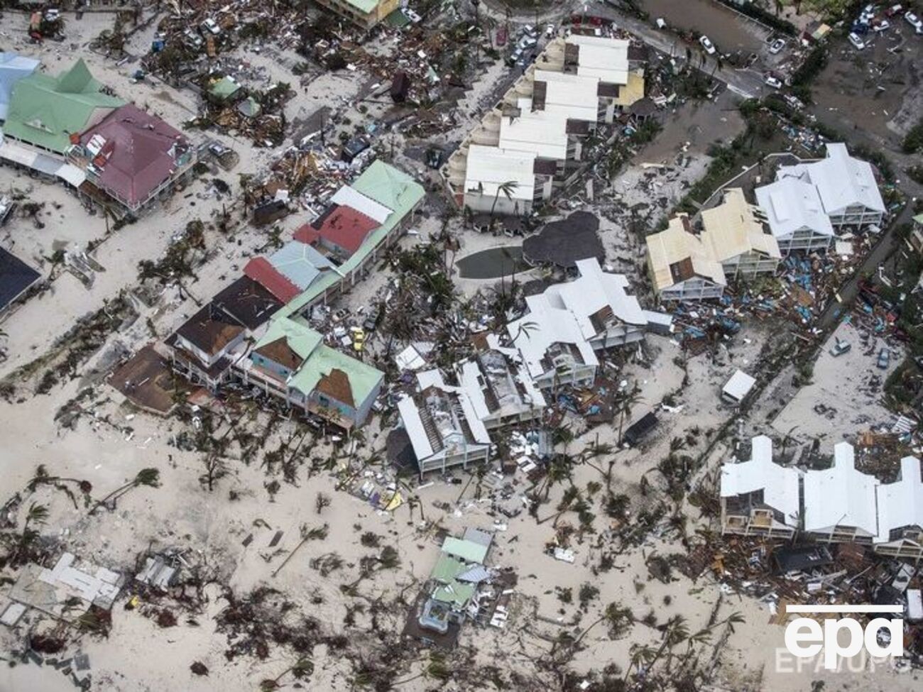 Мощный ураган рушит дома и дороги на островах в Карибском море