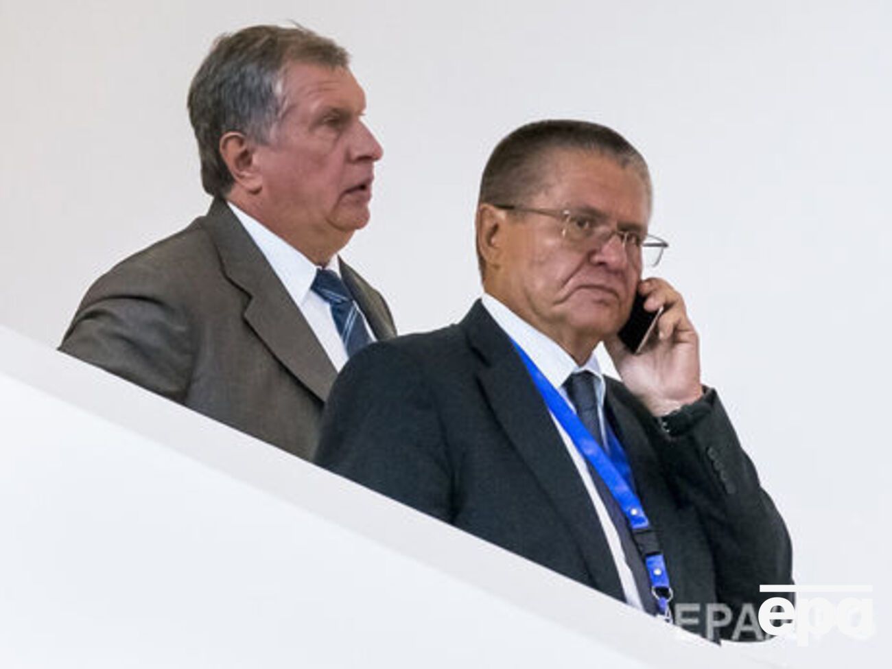 Улюкаєв (праворуч) говорив, що отримав від Сєчина (ліворуч) кошик із ковбасою