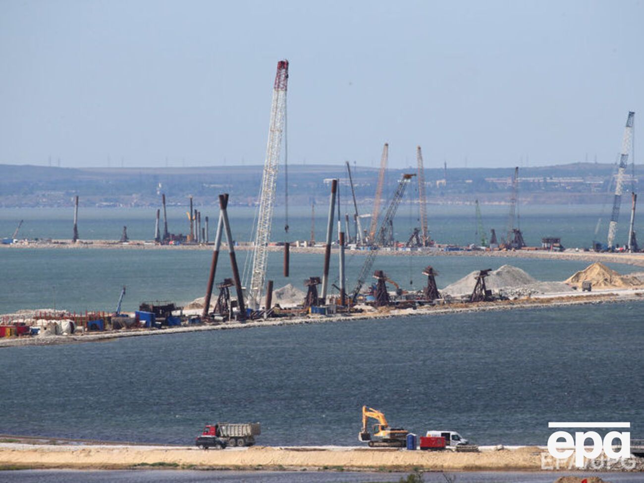 Строительство моста из РФ в оккупированный Крым началось в августе 2015 года