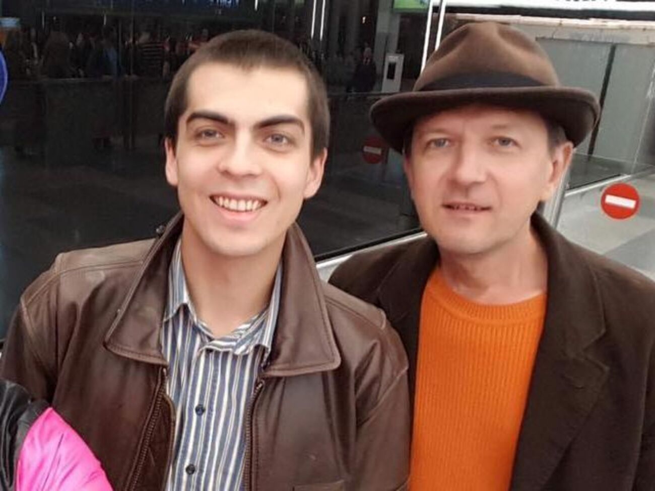 Непомнящих (слева) уехал из РФ