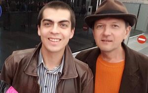 Непомнящих (слева) уехал из РФ