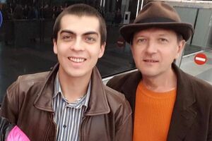 Непомнящих (слева) уехал из РФ