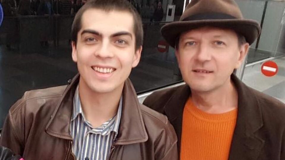 Непомнящих (слева) уехал из РФ