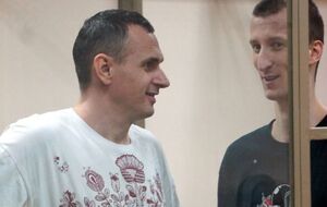 Правозащитник попросила проверить информацию о местонахождении Сенцова (слева)