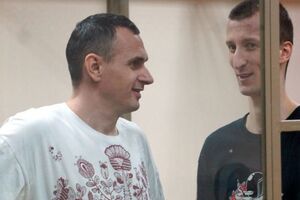 Правозащитник попросила проверить информацию о местонахождении Сенцова (слева)