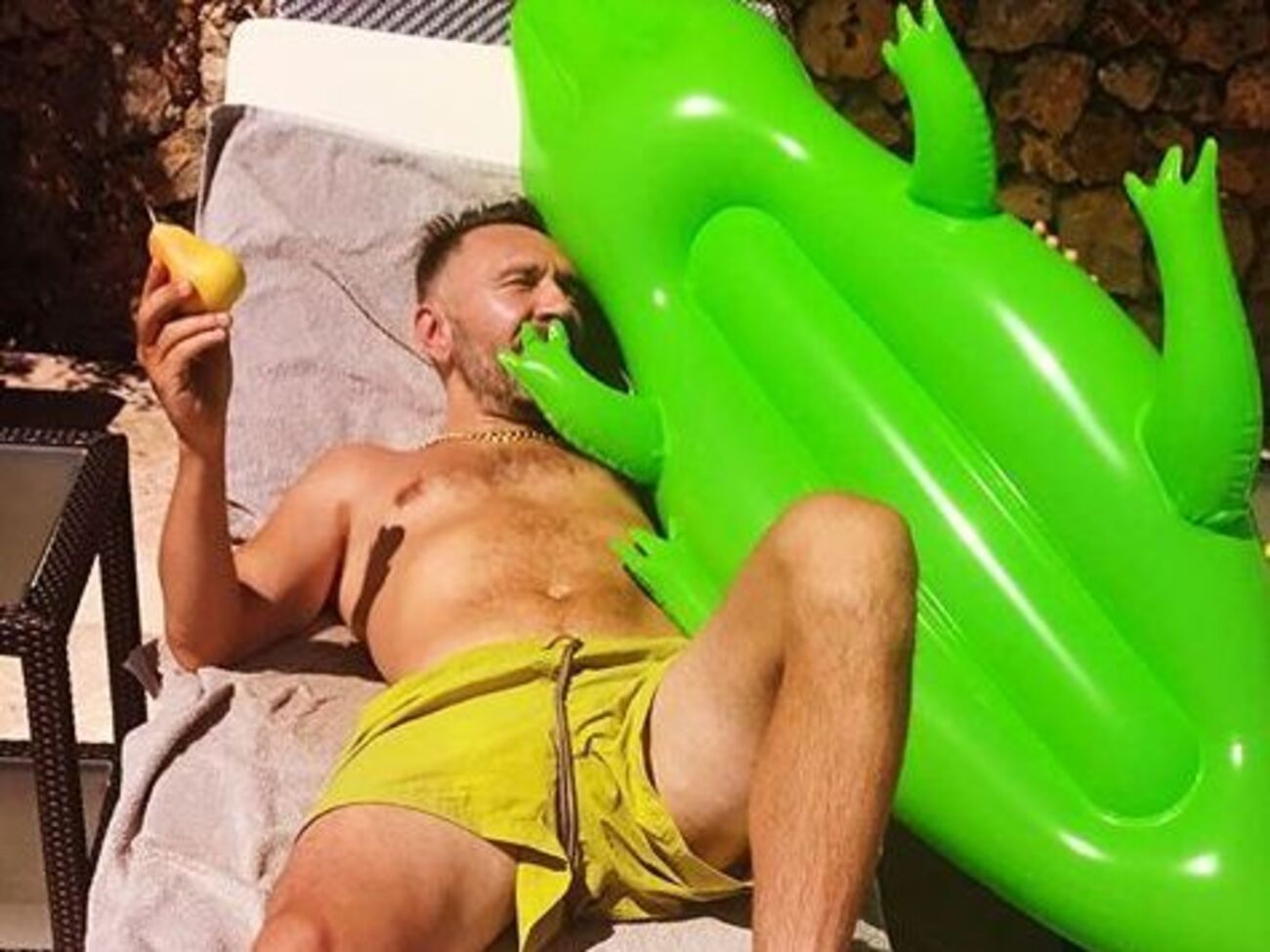 Шнуров показал фото с коллегой