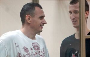 В МИД Украины потребовали освободить Сенцова (на фото слева)