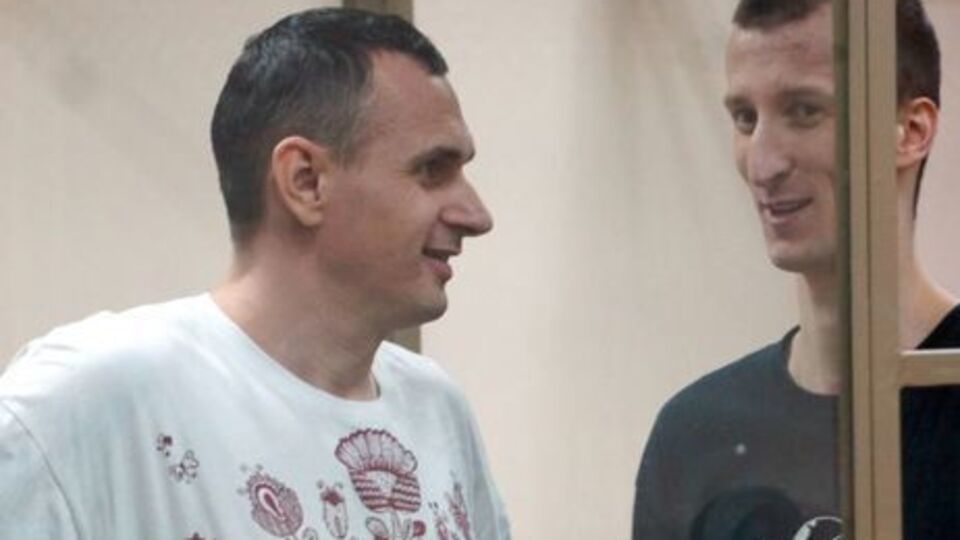 У МЗС України вимагають звільнити Сенцова (на фото зліва)