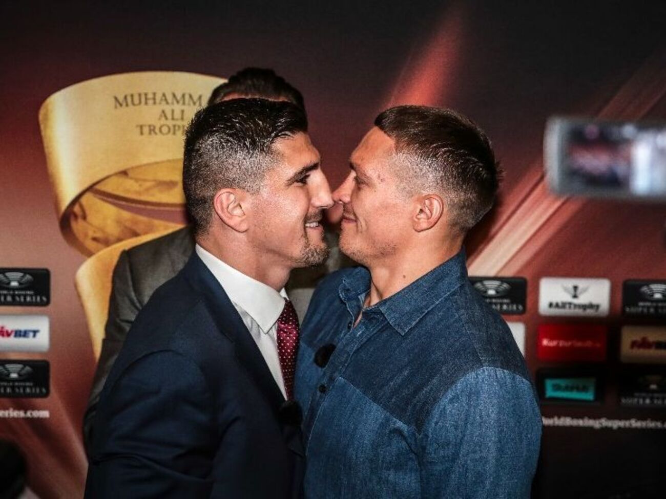 Усик и Хук выйдут на ринг около полуночи 9 сентября