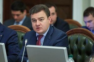 Бондарь является председателем политической партии "Відродження"