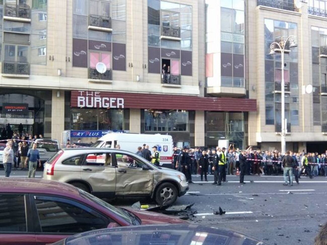 На месте взрыва работают правоохранители и спасательные службы