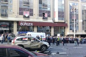 На месте взрыва работают правоохранители и спасательные службы