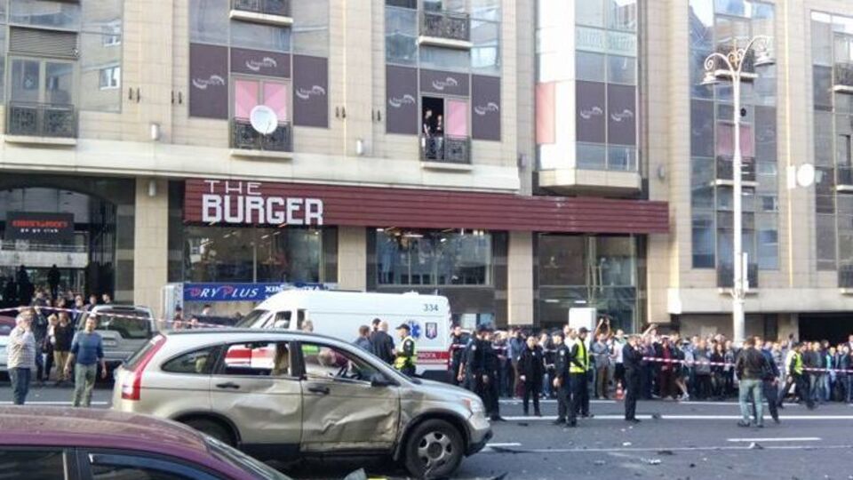 На месте взрыва работают правоохранители и спасательные службы