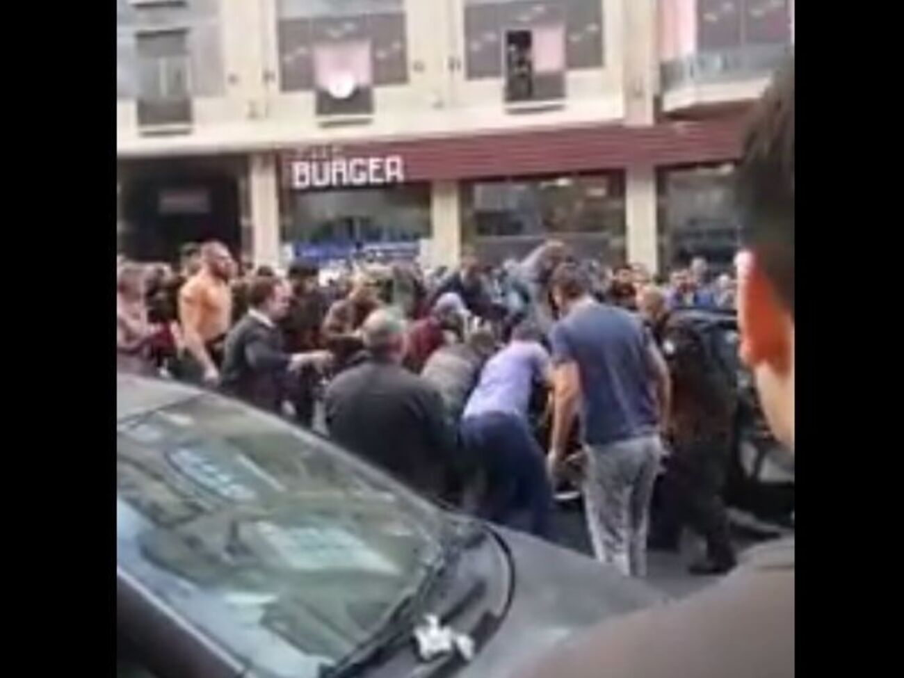 Прохожие бросились помогать людям во взорванном автомобиле