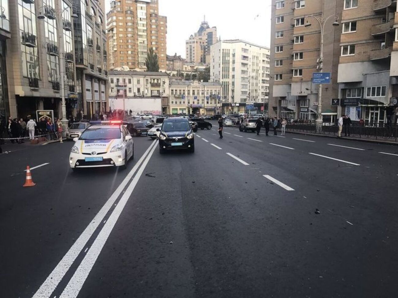 В результате взрыва авто в Киеве мужчина погиб, а женщина и ребенок госпитализированы