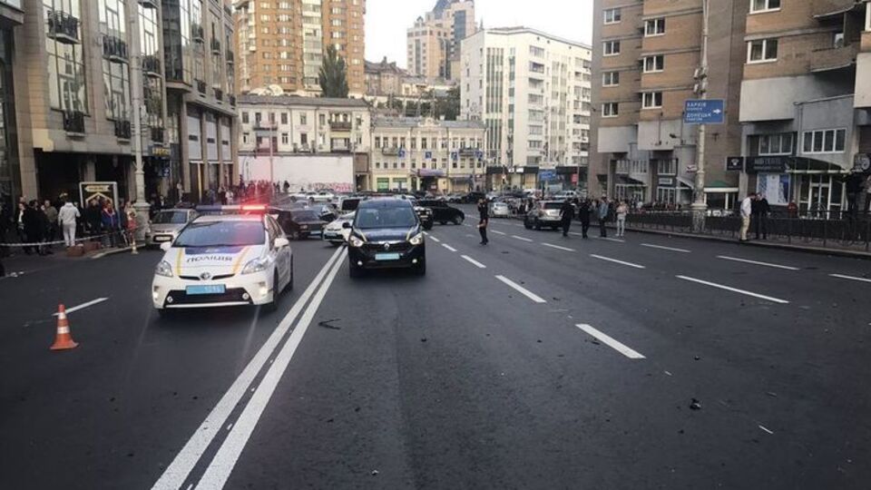 В результате взрыва авто в Киеве мужчина погиб, а женщина и ребенок госпитализированы